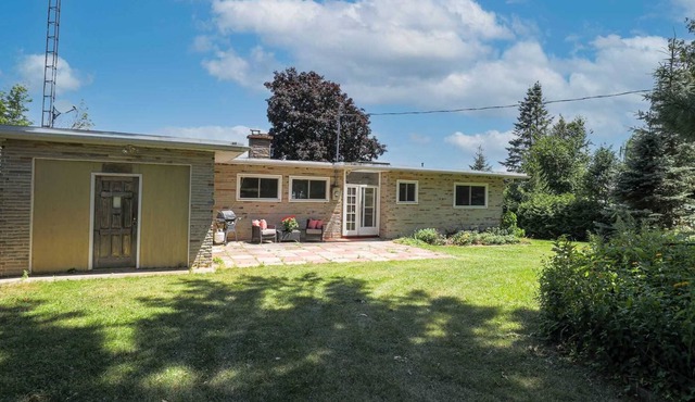 Gorgeous Lakefront 5-Bedroom Cottage 40min to TOR.