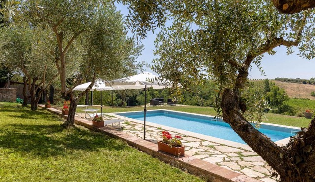 GuestHost - Charming Cottage with Pool & Parking