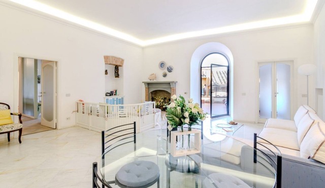 GuestHost - Elegant 120 sqm apartment for 6 people, located on the first floor of a historic residence without an elevator, adjacent to Porta di San Maurizio, on the ancient 13th-century walls. Featuring a spacious terrace, the accommodation is in the ci