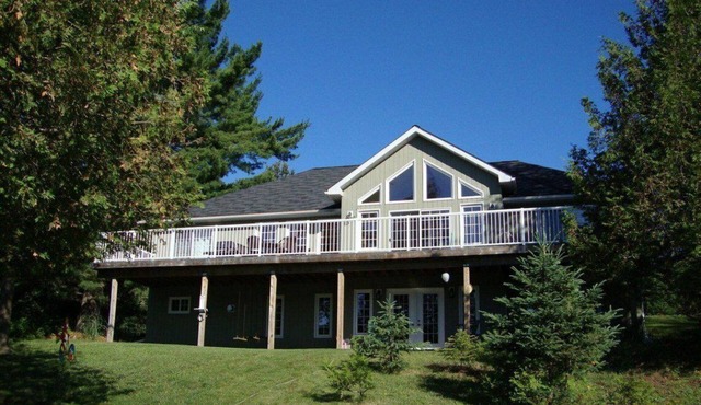 Halfmoon Paradise Cottage - Lakefront Luxury Cottage