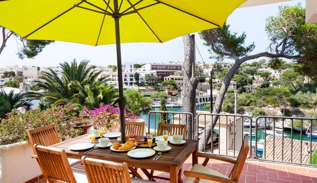 Harbour View 1 Holiday Apartment by the Sea in a Lively Fishing Village in Cala Figuera