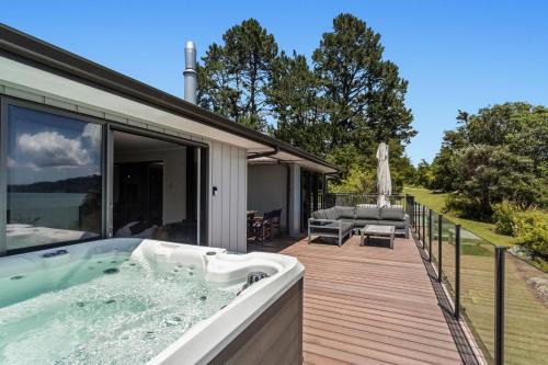 Hihi O Te Ra - Waterfront Waiotahe Holiday Home