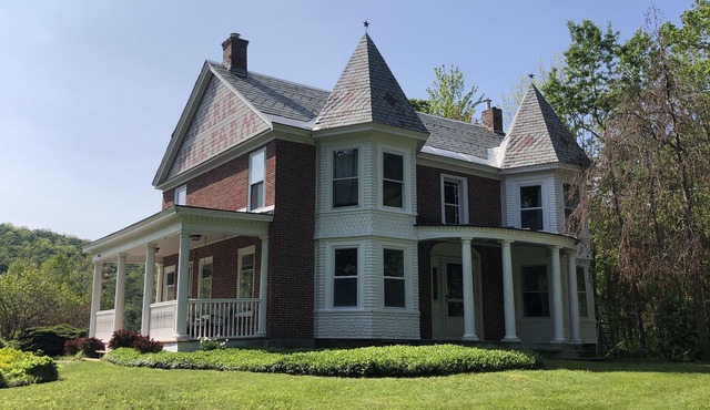 Historic Vermont Getaway, 3 mi to Magic