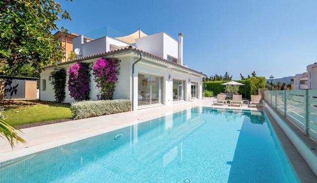 Holiday Home 'Almudaina' with Private Pool, Wi-Fi and Air Conditioning