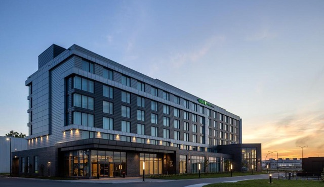 Holiday Inn Express Montreal Airport - St-Laurent by IHG