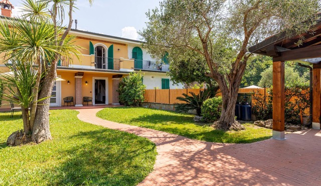 Holiday Home 'Villa Rustica 1' with Lake View, Shared Garden and Air Conditioning