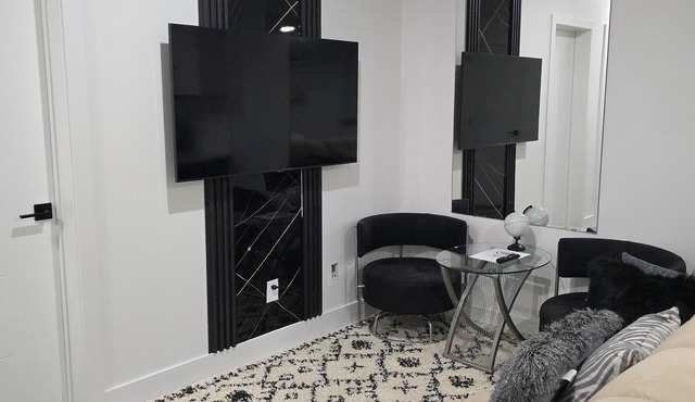HOME AWAY FROM HOME. 7min or less radius to all amenities and downtown Edmonton