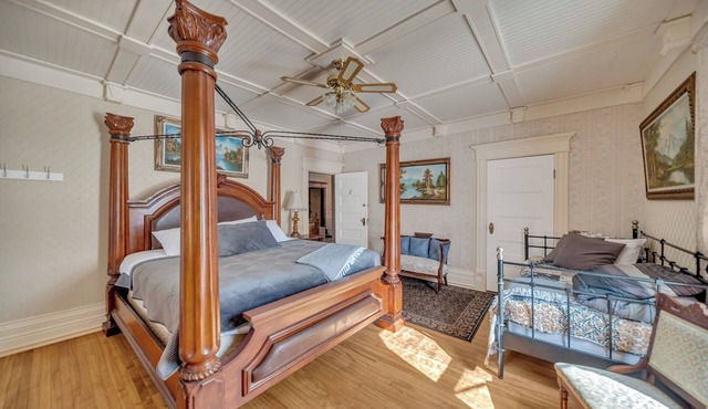 Honeymoon Suite @ Marmora and Lake inn