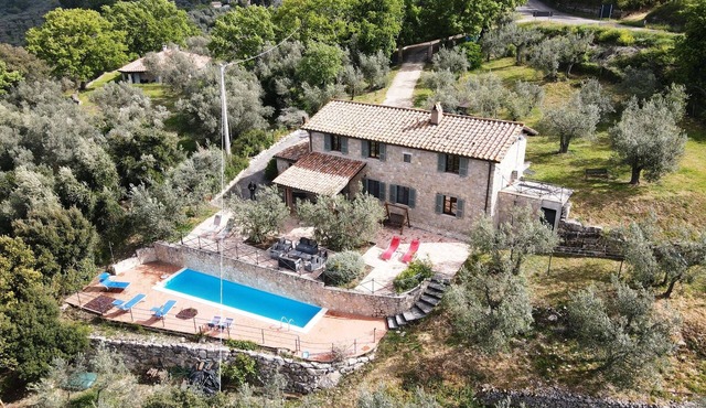 House with private pool & air conditioning at 500 meter from village. Great view