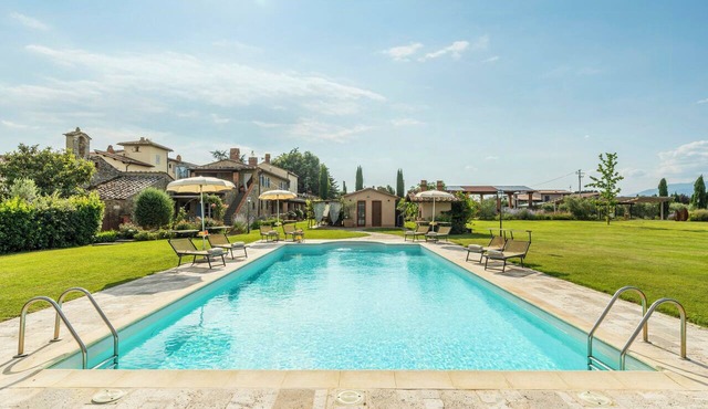 House with wood-fired oven near Arezzo