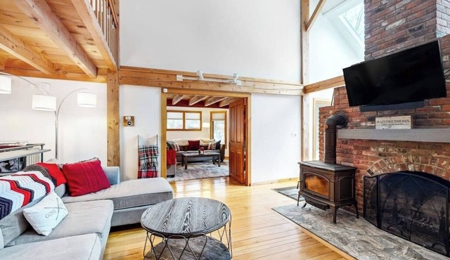Idyllic lodge on 16-acres with fire pit & amazing views of Mt Snow- near skiing
