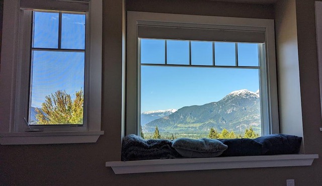 Incredible views in Mountain biking paradise, Squamish BC available Nov / Dec.