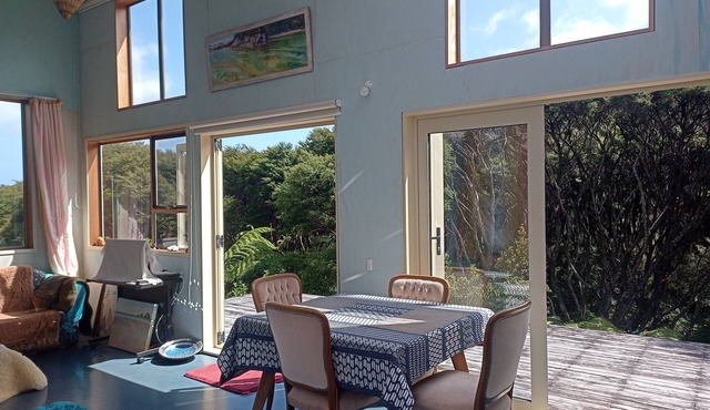 Iona Studio, Great Barrier Island. Close to Airport, Shops, Beaches, Hot Pools