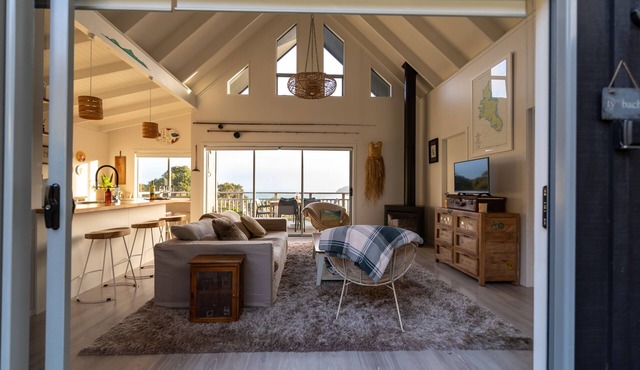 JACKS SANCTUARY - amazing sea views, double outside bath, walk to the pub & cafe