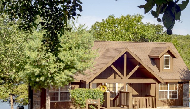 L069, Lakeside Delight 2Br Lakefront Cabin