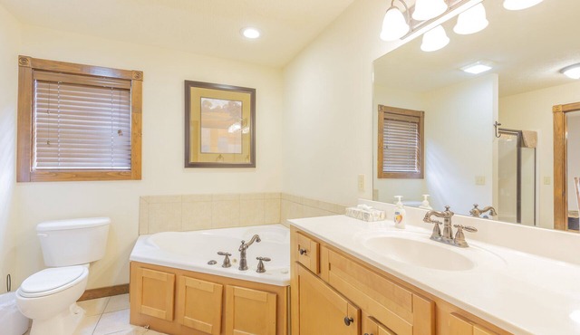 L130B, 2-Bedroom with Loft Lakeview Cabin