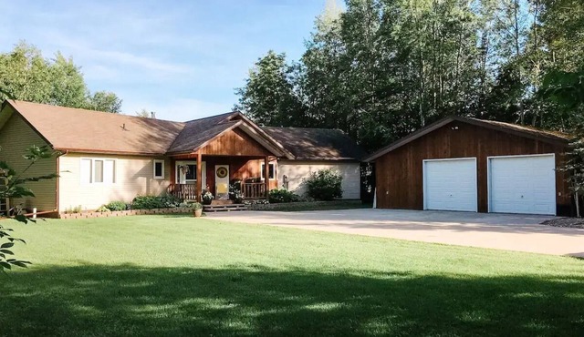 Lac du Lakehouse - Spacious 3bdrm, 2bath Waterfront home on Wpg River in LDB
