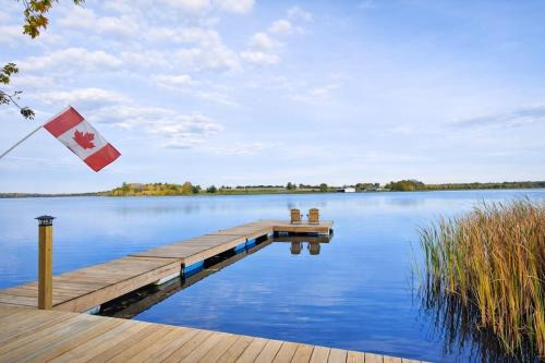 Lake Scugog Waterfront Escape with Fire Pit, Canoes & Kayaks and Games
