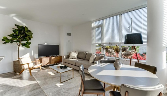 Lake Simcoe Stays - Friday Harbour's Official Rental Program - Butternut Suite