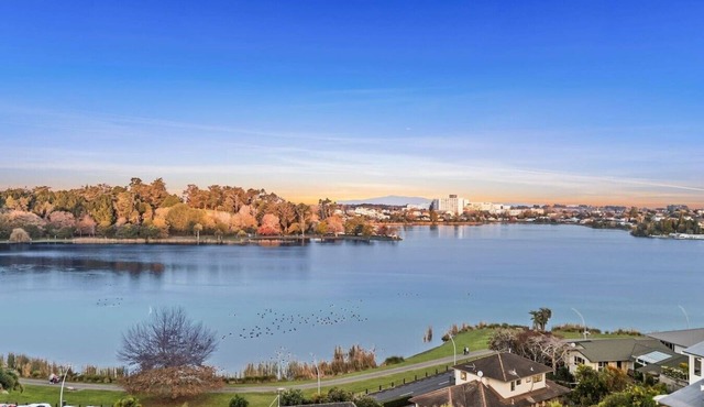 Lake View 2 Bedroom 2 Bath with Parking