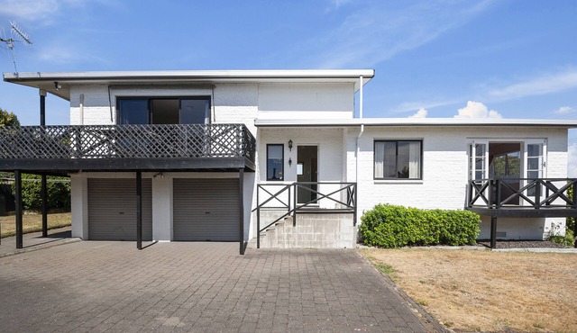 Lake Vista at Two Mile Bay- Taupo Central Home