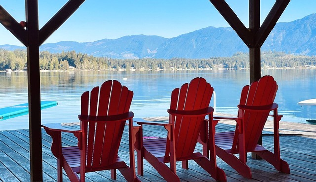 Lakefront, private dock, hot tub, free kayaks and paddle boards!