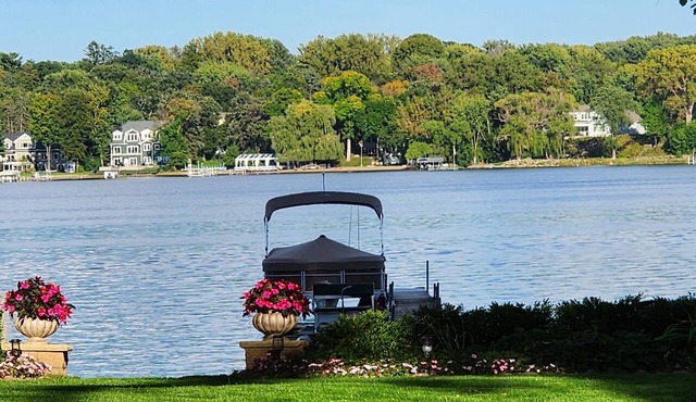 Lakefront retreat directly on White Bear Lake. Lake Views, 3-bedroom.