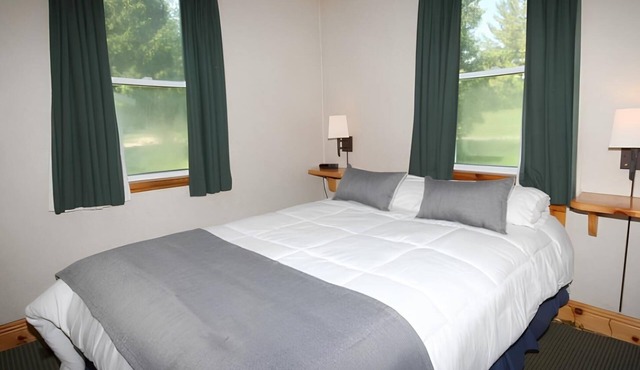 Lakeside Getaway Perfect for Families: Playgrounds, Nature Trails & Adventure
