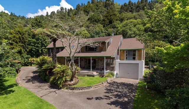 Lakeside Hideaway - Lake Rotoiti Holiday Home