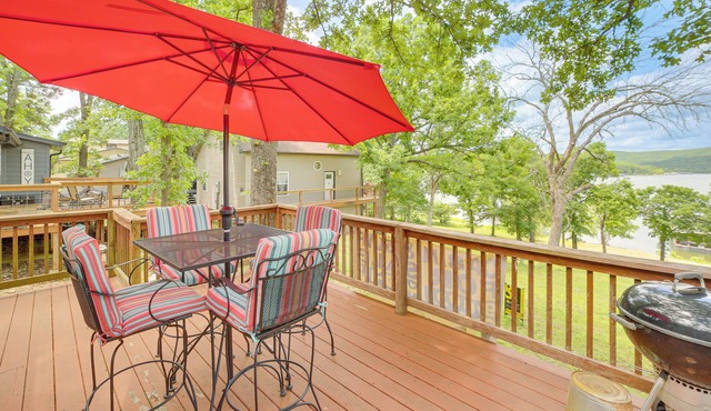 Lakeside Reeds Spring Home w/ Deck & Pool Access!