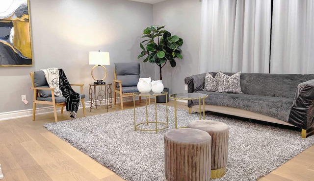 Lakeside Retreat | Modern Renovated House|9 Parkings| Large Backyard