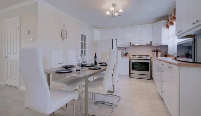 Large 3BDR Apartment with free parking near downtown.