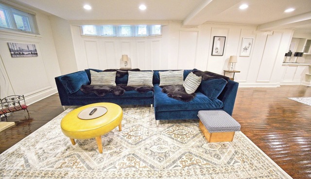 Large clean spacious 2 bed 2 bath APT: steps to high park and the lake.
