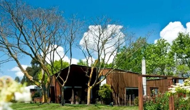 Large Comfortable Cottage with Fireplace in Hawkes Bay, New Zealand