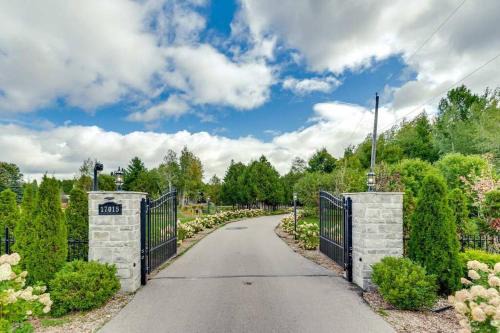 Large Estate with Luxury Collection of Amenities