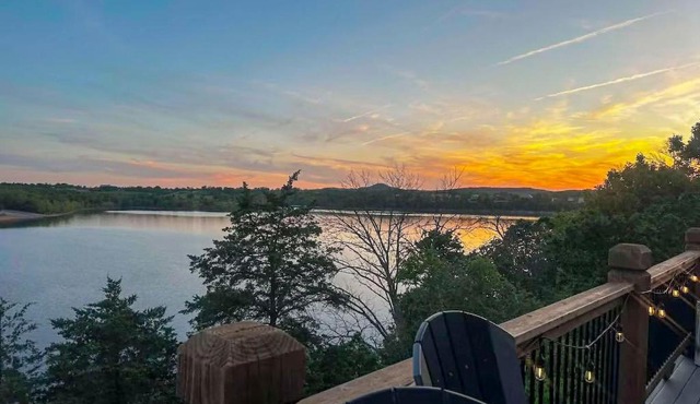 Lavish Retreat w/Decks, Steps to Table Rock Lake!