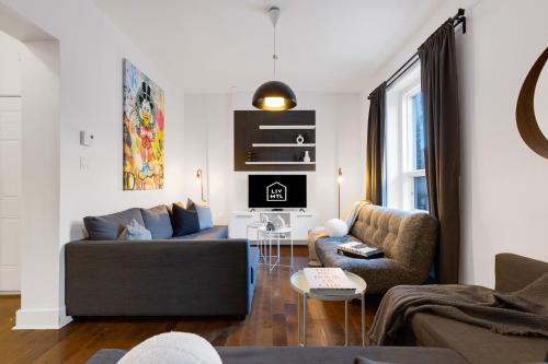 LiV MTL Chic Spacious 4BR Rooftop Suite Near Downtown Montreal