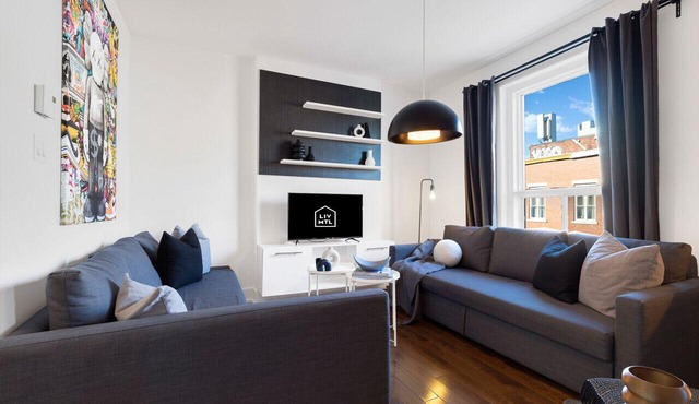 LiV MTL Chic Spacious 4BR Rooftop Suite Near Downtown Montreal