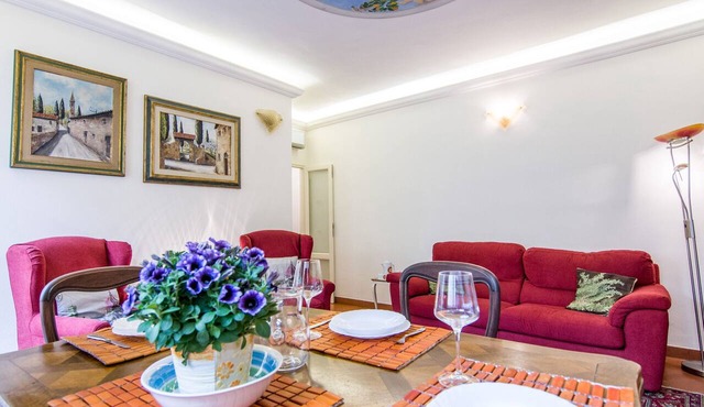 Located in the most chic area of Florence, trendy clubs near Ponte Vecchio