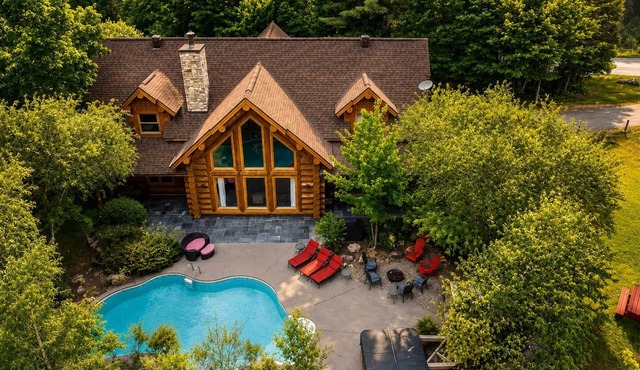 Log Cabin: Heated Pool, Hot Tub & Volleyball