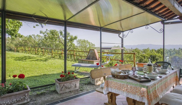 Lovely apartment in villa for 4 people with pool, WIFI, terrace and pets allowed
