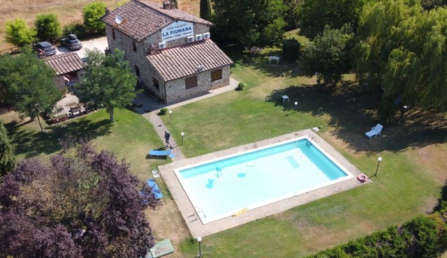Lovely apartment in villa for 2 people with A/C, pool and TV, close to Siena