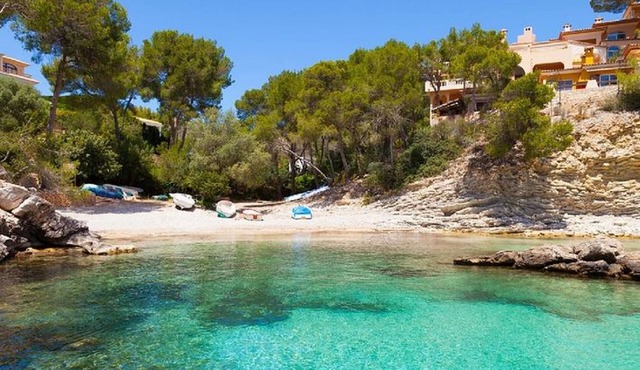 Lovely apartment with pool in stunning privileged location near pretty cove