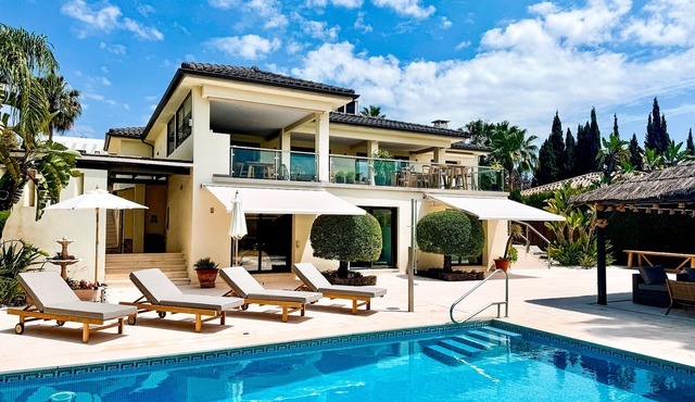 Lovely villa with pool - Frontline Los Naranjos Golf close to Puerto Banus.