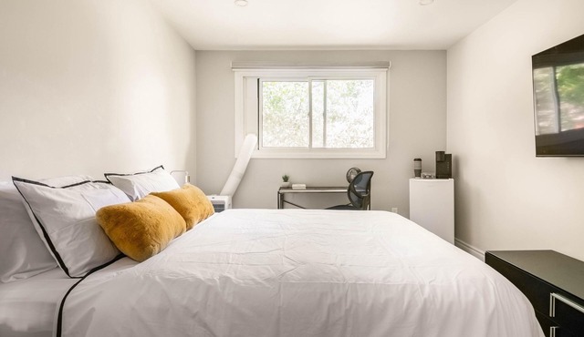 Lux 5BR Spacious Home Near Yonge St