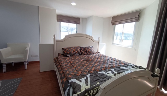 Luxurious 2 Bedroom condo next to MRT