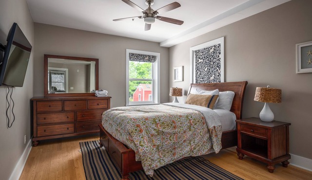 Luxurious 4BR/2BA Loft on Thames