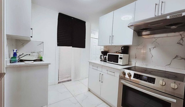 Luxurious 7-Bed Home with 3.5 Baths - Surrey Fleetwood(10 min - Guilford Mall)