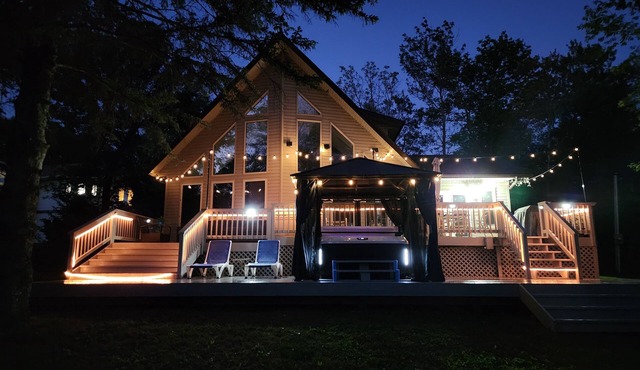Luxurious Beach House with lake view. Melt your stress away in the hot tub.