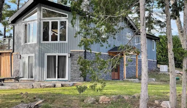 Luxurious pet friendly 4-bedroom cottage in Coe Hill with year round hot tub